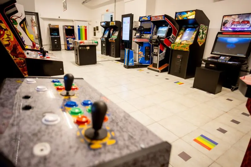 Postazioni arcade e console storiche al GAMM, museo del videogioco di Roma