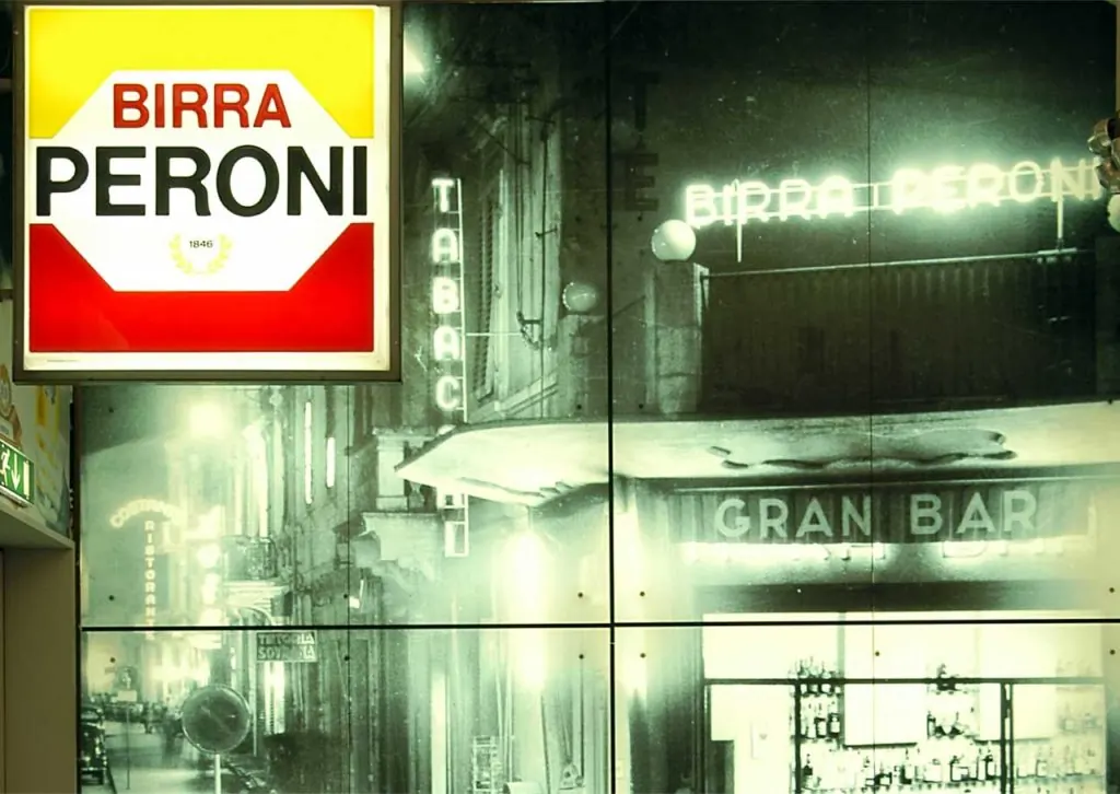 Manifesti pubblicitari storici e bottiglie d'epoca esposti al Museo Peroni