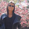 Tomonobu Itagaki, artista ninja sulle onde del mare e tra mandorli in fiore