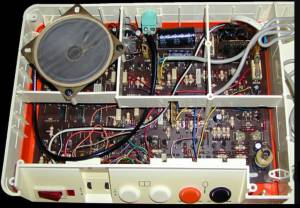L'affascinante meccanica interna di Zanussi Ping-o-Tronicdove spiccano, oltre ai circuiti discreti ed i chip TTL un voluminoso altoparlante monofonico, per riprodurre i suoni.