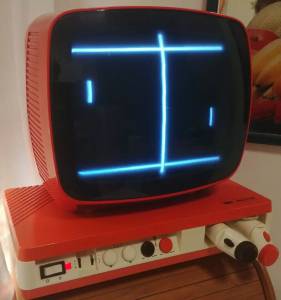 La console Zanussi/Seleco Ping-O-Tronic del 1974 installata sotto una TV Indesit T12, modello del 1976, entrambi nel colore iconico degli anni settanta, l'onnipresente arancione